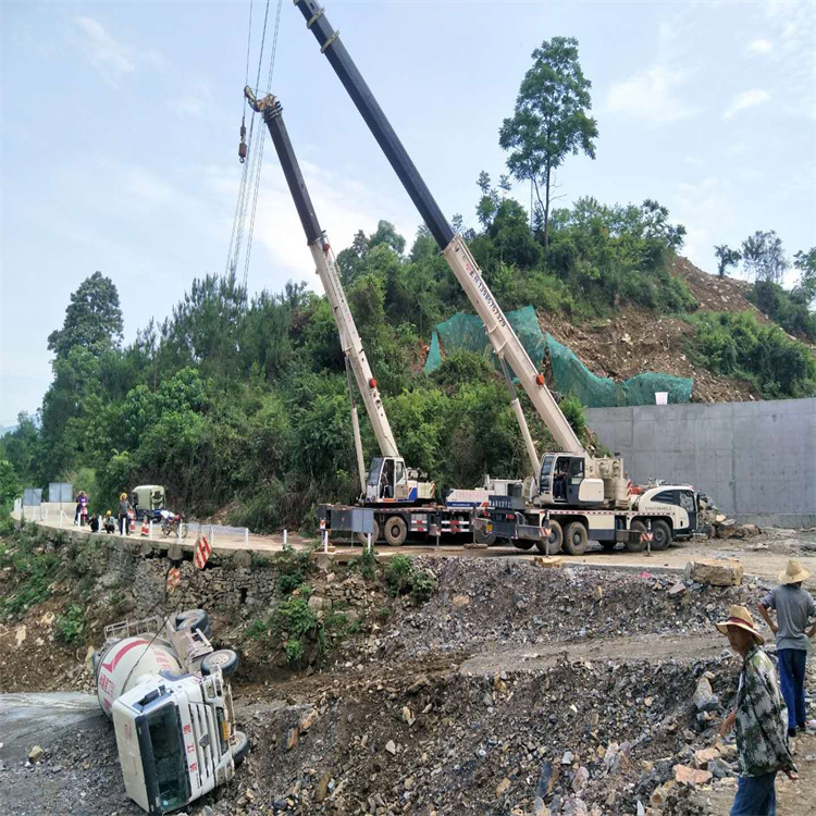 西流河镇汽车掉沟里叫吊车救援要多少钱